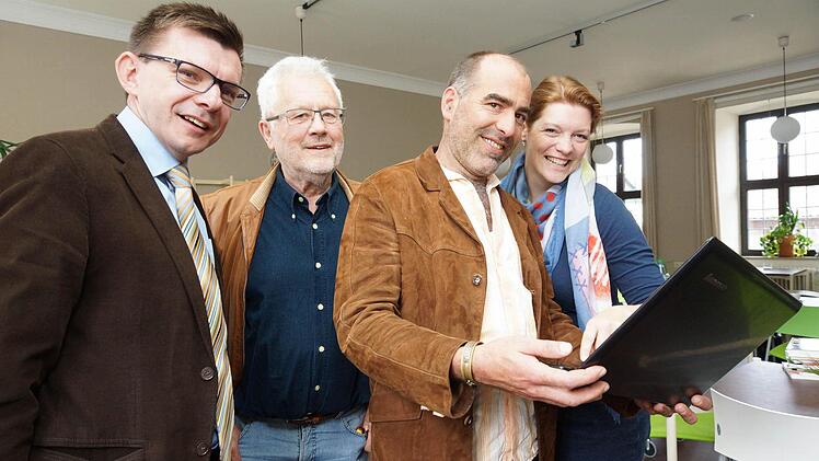 Bürgermeister Armin Warmuth, Armin Weidenthaler vom Generationen-Netz, Hilfswerker Bernhard Fischer und Magdalena Döblinger vom Generationen-Netz stellen das Beratungsangebot vor. Foto: Arkadius Guzy