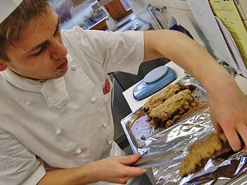 Koch-Azubi Franz-Christian Schmitt vom Hotel Sturm (Mellrichstadt) bei der Zubereitung seines Hauptgerichts. Fotos: Sigismund von Dobschütz