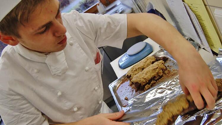 Koch-Azubi Franz-Christian Schmitt vom Hotel Sturm (Mellrichstadt) bei der Zubereitung seines Hauptgerichts. Fotos: Sigismund von Dobschütz