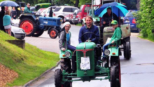Höhepunkt des Oldtimer-Treffens im Rahmen des Familiensonntags war die Rundfahrt durch Schirradorf. Fotos: Stephan Herbert Fuchs