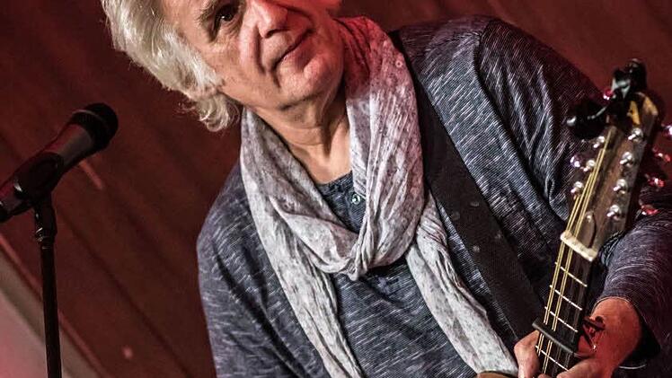 Fergus Feely am Mandocello beim Gastspiel mit Seán Keane in Coburg. Foto: Jochen Berger