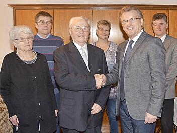 Gratulation zum 90. Geburtstag von Albert Schmidt (v. l.): Margarete Schmidt (Ehefrau), Berthold Schmidt (Sohn), Jubilar Albert Schmidt, Silvia Langguth (Tochter), Bürgermeister Rainer Detsch und Martin Schmidt (Sohn). Foto: K.- H. Hofmann