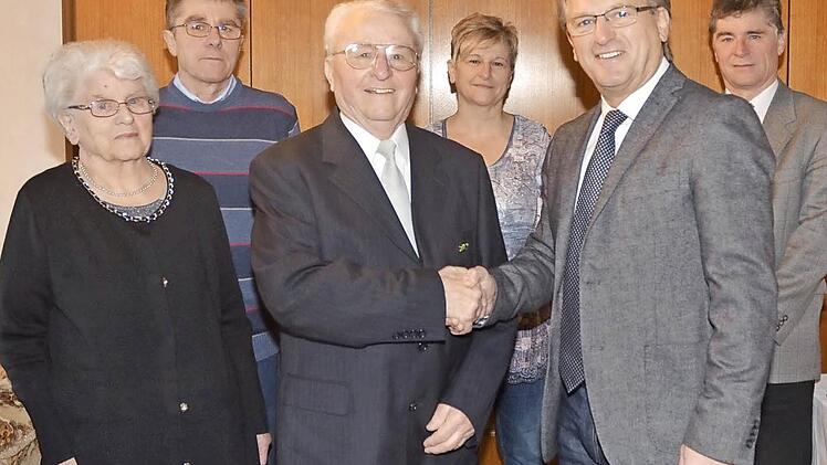 Gratulation zum 90. Geburtstag von Albert Schmidt (v. l.): Margarete Schmidt (Ehefrau), Berthold Schmidt (Sohn), Jubilar Albert Schmidt, Silvia Langguth (Tochter), Bürgermeister Rainer Detsch und Martin Schmidt (Sohn). Foto: K.- H. Hofmann
