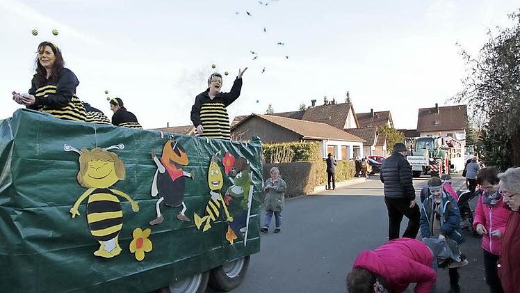Reichlich Bonbons und andere süße Sachen flogen von den vorbeifahrenden Motivwagen im Zug.