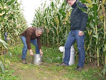 Anton Weig und Sebstian Schultheiß messen die Wasserdurchlässigkeit des Bodens.Berthold Köhler