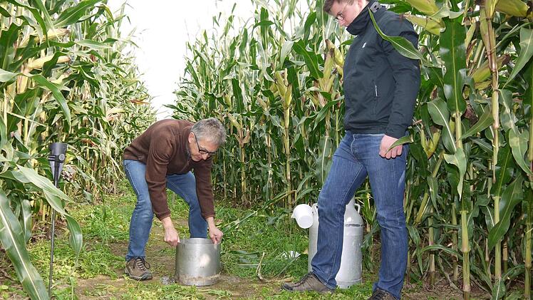 Anton Weig und Sebstian Schultheiß messen die Wasserdurchlässigkeit des Bodens.Berthold Köhler
