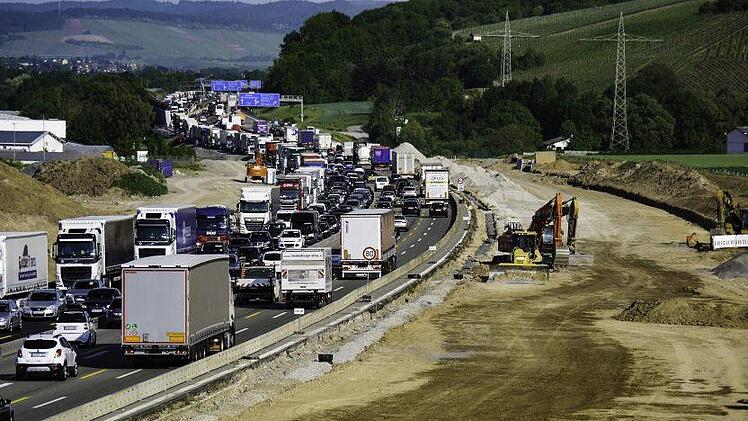 In Nordrhein-Westfalen staut es sich derzeit auf mehreren Autobahnen. Symbolbild: pixabay.com / MonikaP