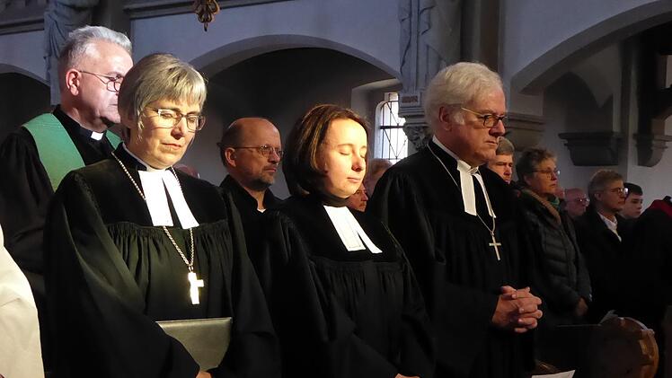 Bischöfin Dorothea Greiner, Lidia Barth und Dekan Günther Werner (von links) im Gebet Foto: Heidi Amon