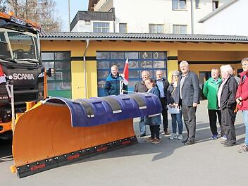 Mitglieder des Eberner Stadtrats nahmen das neue Winterdienstfahrzeug in Augenschein. Foto: Eckehard Kiesewetter