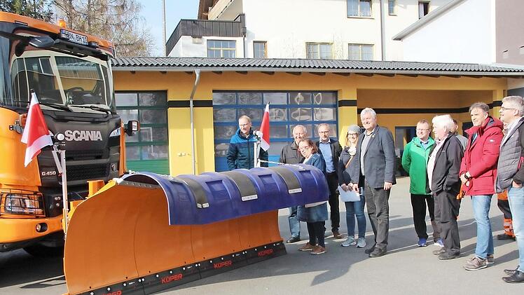 Mitglieder des Eberner Stadtrats nahmen das neue Winterdienstfahrzeug in Augenschein. Foto: Eckehard Kiesewetter