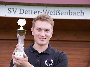 20 Tore für den SV Detter-Weißenbach: Marvin Hägerich mit dem Torjägerpokal der Saale-Zeitung. Foto: Steffen Standke