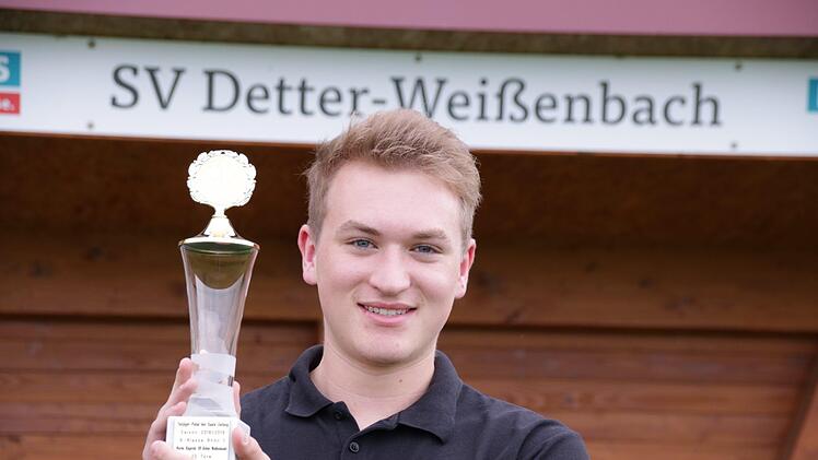 20 Tore für den SV Detter-Weißenbach: Marvin Hägerich mit dem Torjägerpokal der Saale-Zeitung. Foto: Steffen Standke