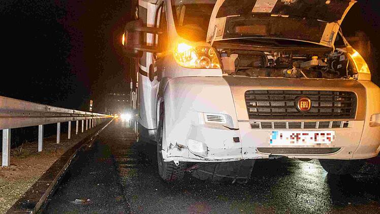 A3: LKW hat Reifenplatzer auf der A3: Zahlreiche Fahrzeuge besch&auml;digt