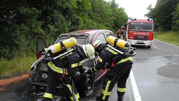 Der Motorraum des Kleinwagens brannte komplett aus. Foto: Peter Seufert