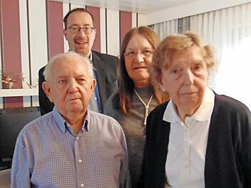 Oskar und Elisabeth Kraus feierten Ehejubiläum, Bürgermeister Martin Mehl und Vizelandrätin Barbara Poneleit gratulierten.