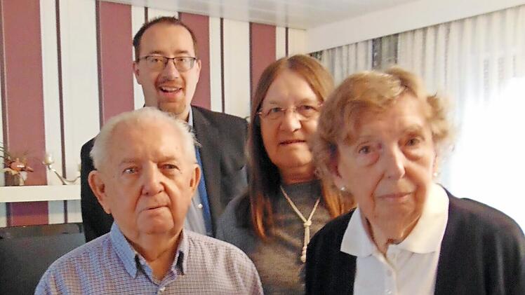Oskar und Elisabeth Kraus feierten Ehejubiläum, Bürgermeister Martin Mehl und Vizelandrätin Barbara Poneleit gratulierten.