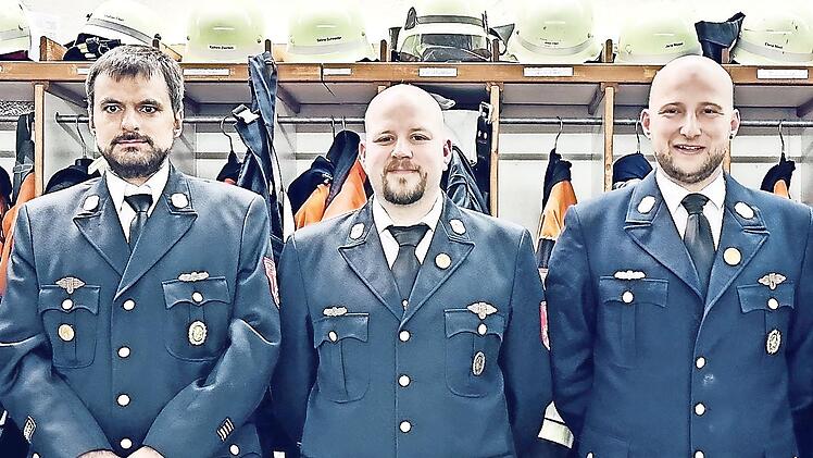 Alte und neue Kommandanten (von links): OB Dirk Vogel, Andreas Müller und Christian Tews, die beide auch für 25-jährige Zugehörigkeit zur Feuerwehr geehrt wurden, sowie Niklas Rausch und Kreis- sowie Stadtbrandinspektor Harald Albert