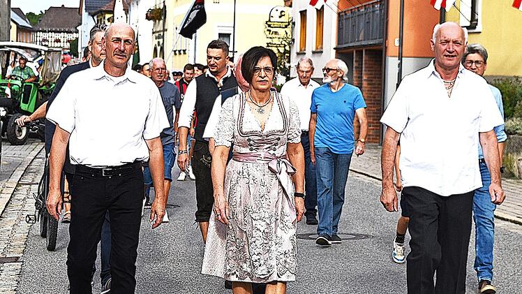 An der Spitze führte die Waldfestleitung von Woffendorf den Festzug an.