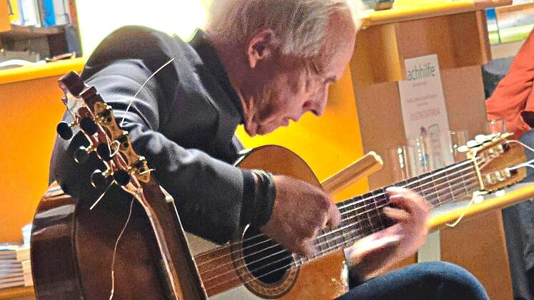 Stefan Sell mit Gitarren, im Hintergrund Christian SchmidtJohanna Blum