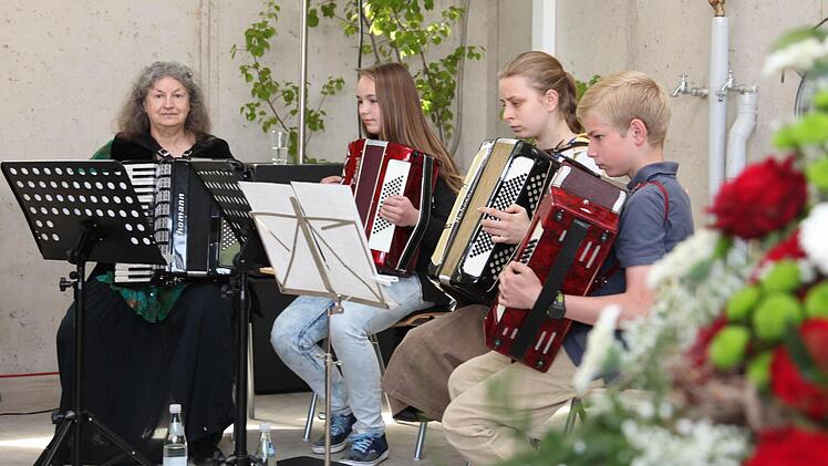Die Gruppe "Akkofrogs" der Musikschule Ebern unter der Leitung von Karin Meyer-Jungclaussen (links) umrahmte den Festakt musikalisch.