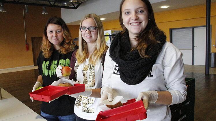 Die Schüler der Mittelschule Eggolsheim packen Brotzeit-Boxen. Foto: Josef Hofbauer