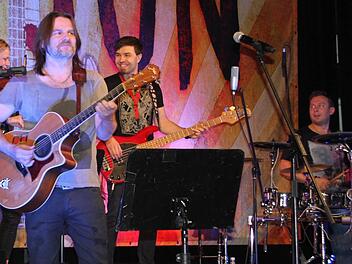 Ray Wilson (links) und sein Bruder Steve (nicht im Bild) umgeben sich für jede Tour mit jungen, talentierten Musikern und liefern ein solides Programm für alle Freunde der Musik rund um alle Genesis-Protagonisten ab. Foto: Ralf Kestel