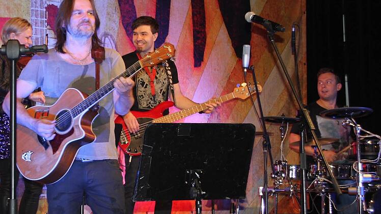 Ray Wilson (links) und sein Bruder Steve (nicht im Bild) umgeben sich für jede Tour mit jungen, talentierten Musikern und liefern ein solides Programm für alle Freunde der Musik rund um alle Genesis-Protagonisten ab. Foto: Ralf Kestel