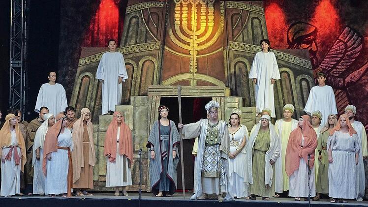 Prächtiges Spektakel aus Musik, Schauspiel und Licht - die Nabucco-Aufführung in Schloss Eyrichshof.  Fotos: Ronald Rinklef