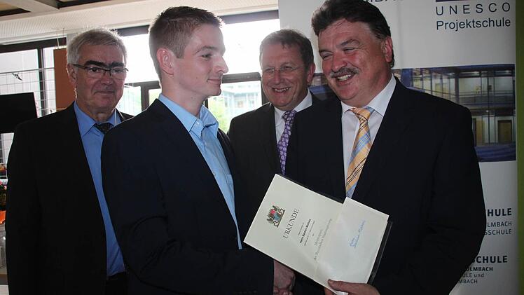 Landrat Klaus Peter Söllner (von rechts), OB Henry Schramm und Schulleiter Joachim Meier gratulierten dem besten Bautechniker Bastian Matheis aus Kulmbach zu seinem Einserabschluss. Fotos: Stephan Stöckel