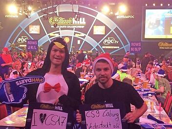 Calle Schiebel und Christian Schneider - zwei Coburger Dart-Fans, die derzeit die Atmosphäre im Alexandra Palace in London genießen. Dort läuft die Weltmeisterschaft, an der nicht nur die 72 besten Spieler der Welt teilnehmen, sondern auch Pinguine und Nikoläuse... Foto: Matthias Christl