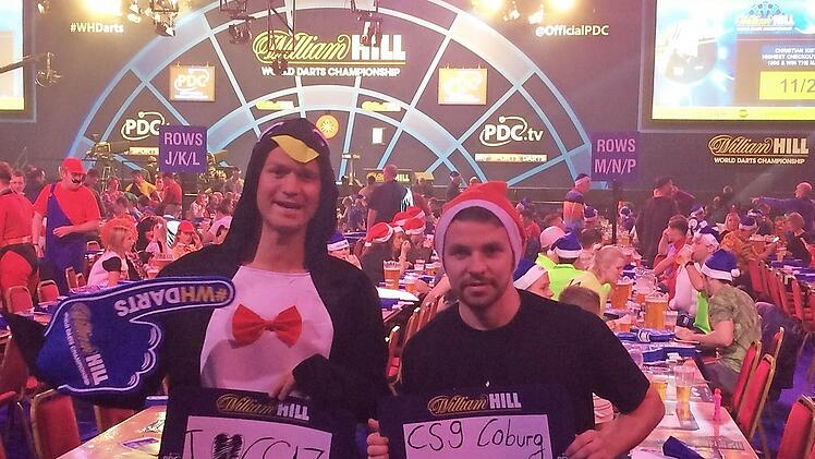 Calle Schiebel und Christian Schneider - zwei Coburger Dart-Fans, die derzeit die Atmosphäre im Alexandra Palace in London genießen. Dort läuft die Weltmeisterschaft, an der nicht nur die 72 besten Spieler der Welt teilnehmen, sondern auch Pinguine und Nikoläuse... Foto: Matthias Christl