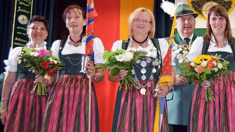 Bei den Damen freut sich Carola Stellmacher (Mitte) über die Königswürde. Ihre Ehrendamen sind 1. Ritterin Katrin Knöferl (rechts) und 2. Ritterin Martina Müller (2. von links). Foto: Andreas Welz