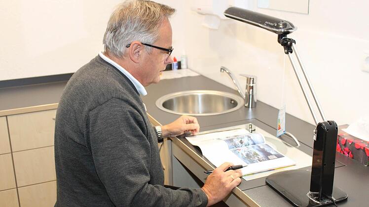 Maertens zeigt eine Tageslichtlampe. Foto: Carmen Schwind