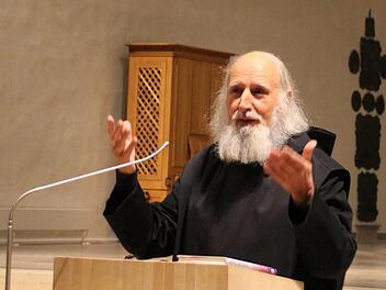 Aufklärer im christlichen Sinne, geistiger Führer, aber kein Guru: Anselm Grün in der Morizkirche. Carolin Herrmann