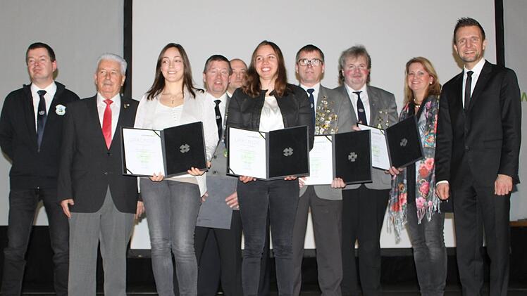 Weltmeister waren unter den mit der Sportmedaille Ausgezeichneten. Mit im Bild Bürgermeister Hügerich (r.) und seine beiden Stellvertreter.