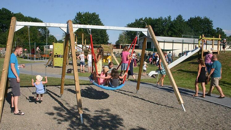 Zu einem wahren Schmuckstück ist der Mehrgenerationenspielplatz in Unterlauter geworden, der am vergangenen Mittwoch seiner Bestimmung übergeben wurde. Foto: Martin Rebhan