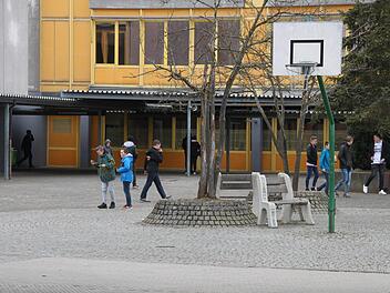 Die Zahl der Schüler an der Mittelschule Altenkunstadt ist rückläufig. Einen Grund zur Besorgnis sieht Schulleiter Manfred Heinbuch nicht. Er geht davon aus, dass sich die geburtenstärkeren Jahrgänge in den nächsten Jahren positiv auswirken werden.  Foto: Stephan Stöckel