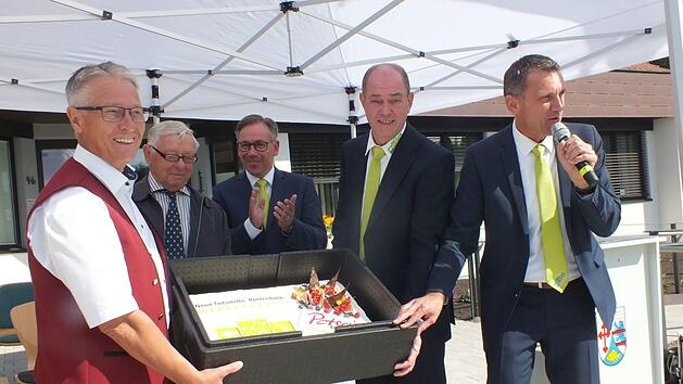 B&uuml;rgermeister Ludwig Wahl (r.), seine Stellvertreter Harald Rotschka (2. v. r.) und Hans G&ouml;tz (l.), Landrat Alexander Tritthart (Mitte) und B&auml;ckermeister Georg Br&auml;un (2. v. l.) mit der Rathausplatztorte   Foto: Manfred Welker