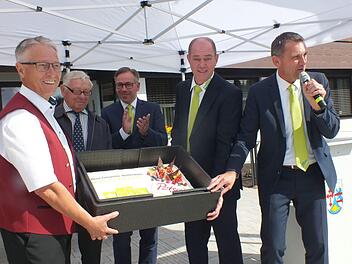 Bürgermeister Ludwig Wahl (r.), seine Stellvertreter Harald Rotschka (2. v. r.) und Hans Götz (l.), Landrat Alexander Tritthart (Mitte) und Bäckermeister Georg Bräun (2. v. l.) mit der Rathausplatztorte   Foto: Manfred Welker
