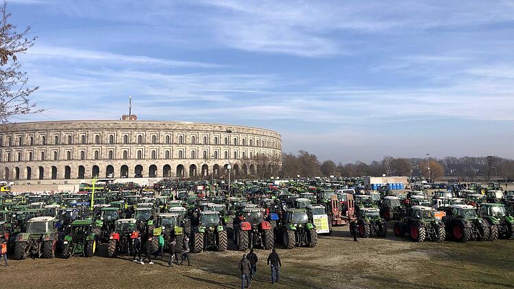 Tausende Traktoren aus allen Richtungen: Landwirte protestieren gegen Umweltpolitik