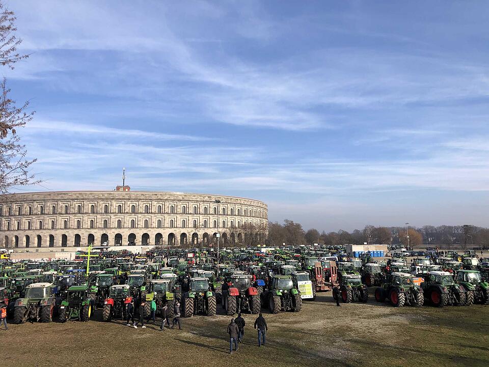 Tausende Traktoren aus allen Richtungen: Landwirte protestieren gegen Umweltpolitik