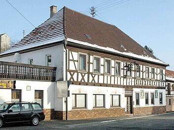 Um das ehemalige Wirtshaus 'Goldener Löwe' in Burgpreppach, das die Gemeinde wie auch rechte Kreise erwerben möchten, entspann sich eine rege Diskussion beim Fischessen des CSU-Ortsverbandes im Sportheim von Gemeinfeld. Foto: Gerhard Schmidt