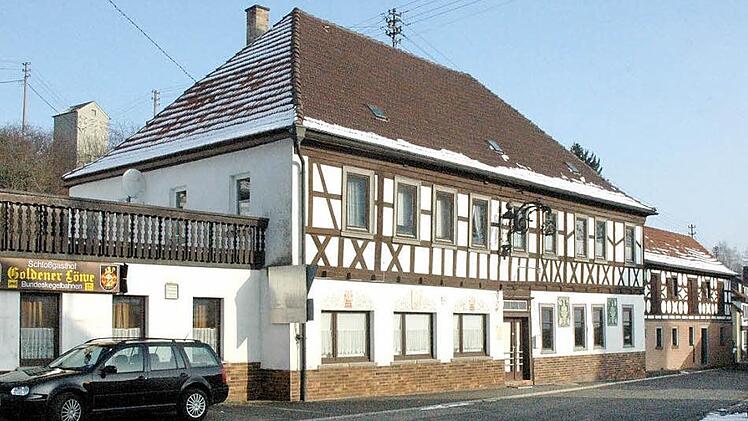 Um das ehemalige Wirtshaus 'Goldener Löwe' in Burgpreppach, das die Gemeinde wie auch rechte Kreise erwerben möchten, entspann sich eine rege Diskussion beim Fischessen des CSU-Ortsverbandes im Sportheim von Gemeinfeld. Foto: Gerhard Schmidt