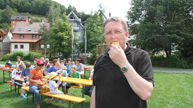 Schramm genießt sein Eis.