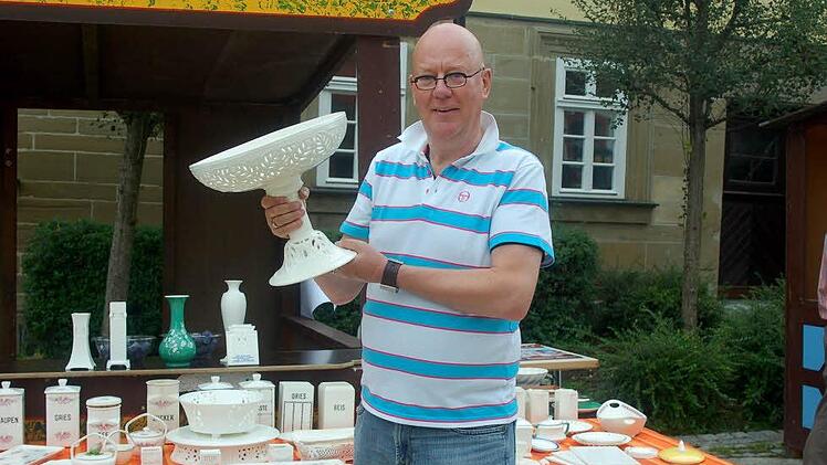 Rolf Peters mit seiner neuesten Errungenschaft (links). Der Darmstädter befasst sich auch intensiv mit der Geschichte der Roesler-Keramik.