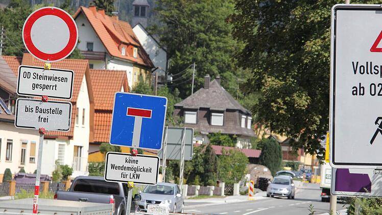 Viele halten sich nicht an die Sperrung der Ortsdurchfahrt.  Foto: Friedwald Schedel