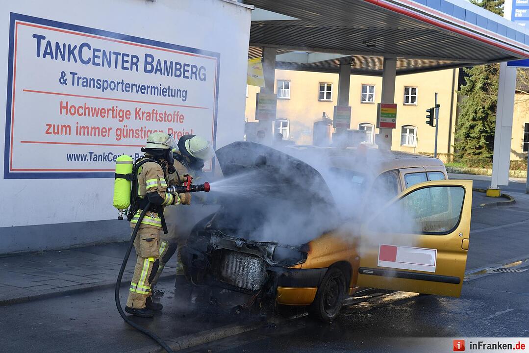Auto fängt Feuer an Tankstelle in Bamberg