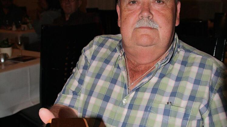 Witzige Idee der Sparkasse: ein Goldbarren im Wert von 50 Euro ging an Egon Schaab.