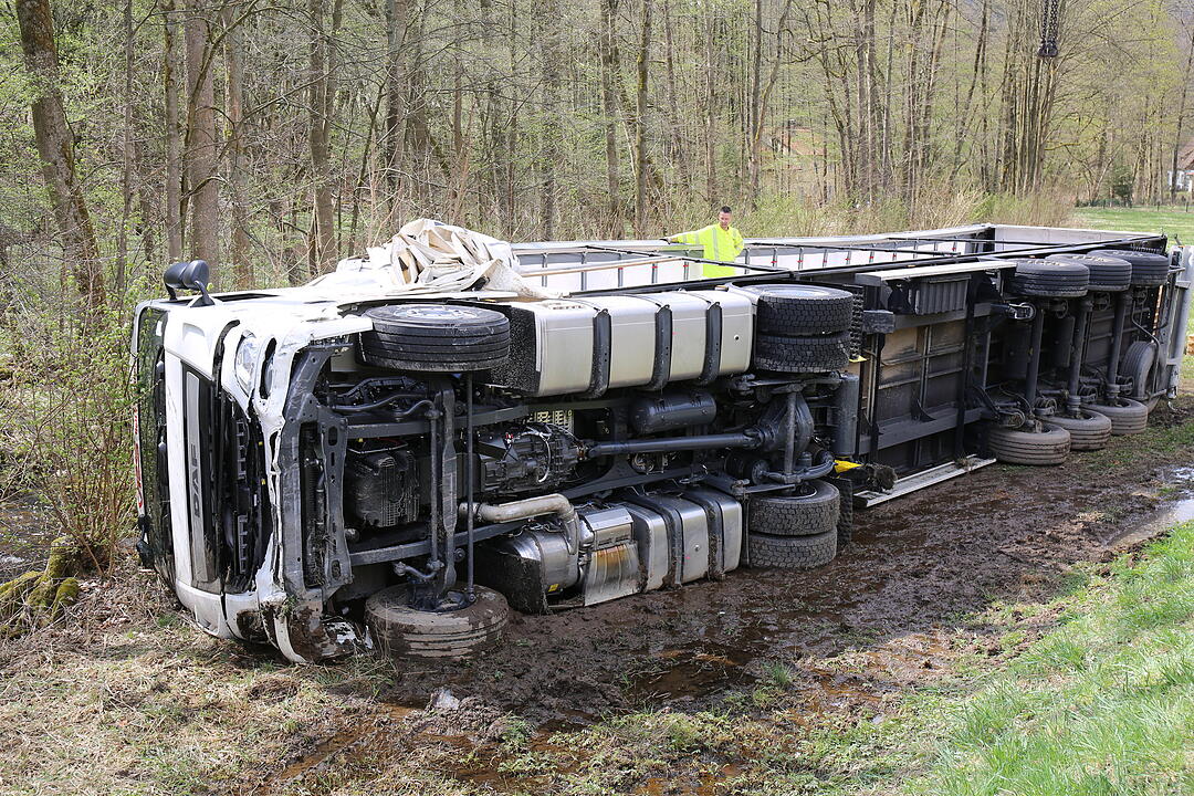 Bad Berneck. Lkw stürzt Abhang hinab