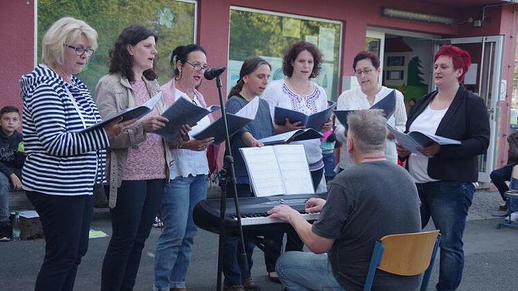 Der "Liderkranz"-Frauen besangen unter anderem "zwei kleine Italiener". Foto: Heike Schülein